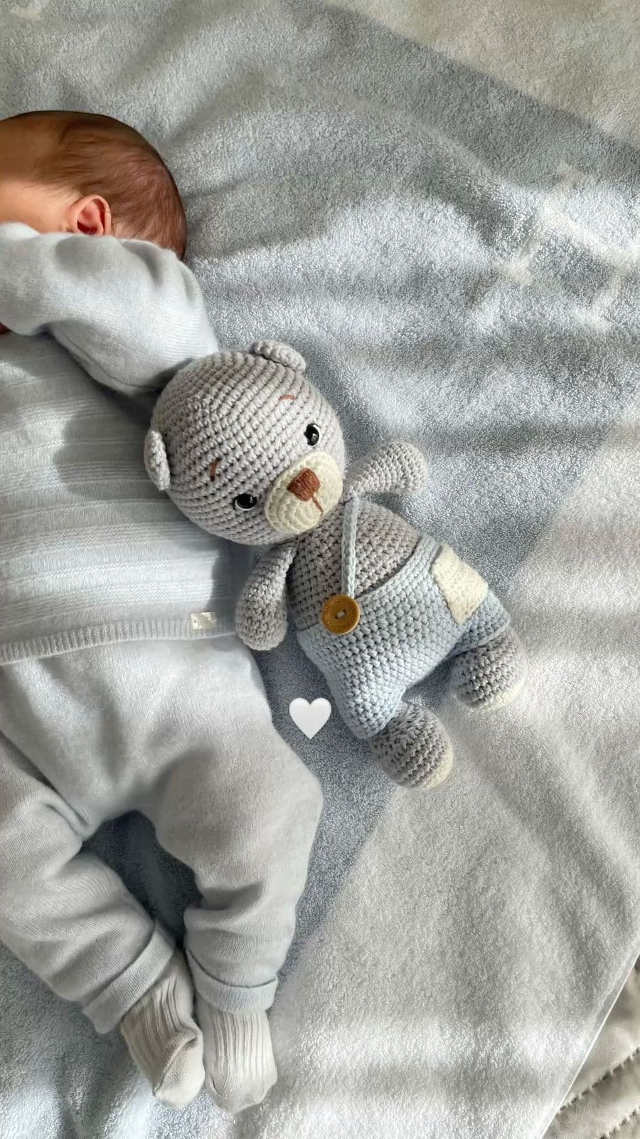 Bebê com seu bichinho de pelúcia